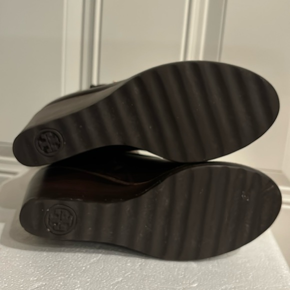 TORY BURCH PRIMROSE SHERPA LINED WEDGE HEEL LEATHER BOOTS - Picture 14 of 16